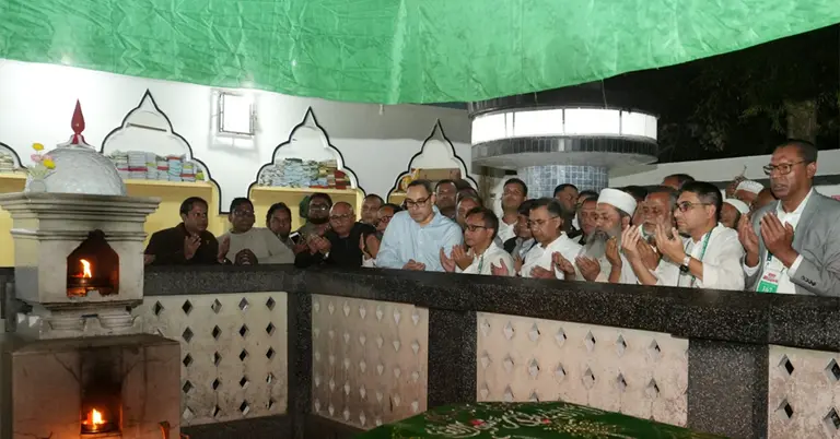 মাজার জিয়ারত করলেন তারেক রহমান